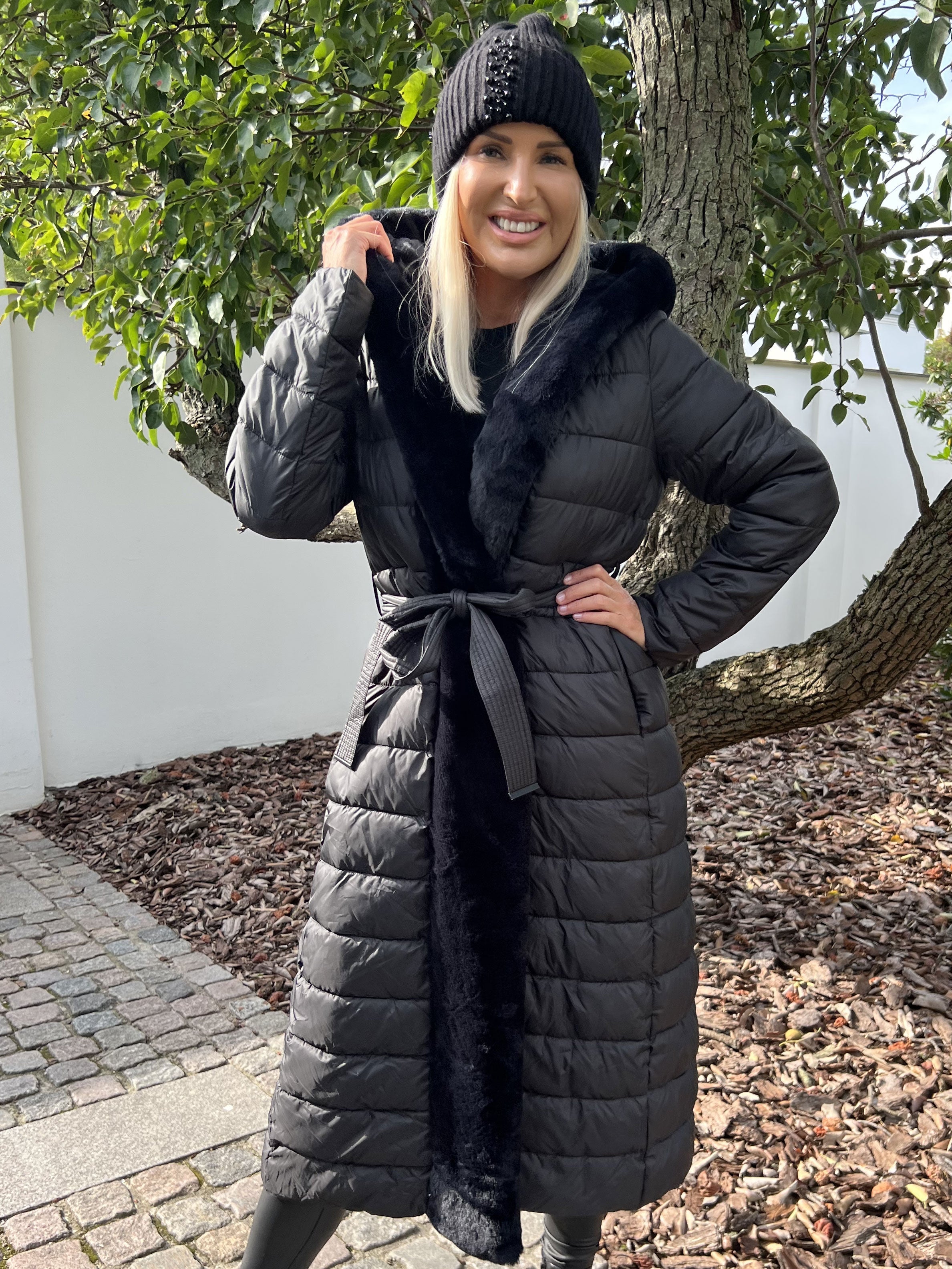 Adriana - Lång svart dunjacka med faux fur kant